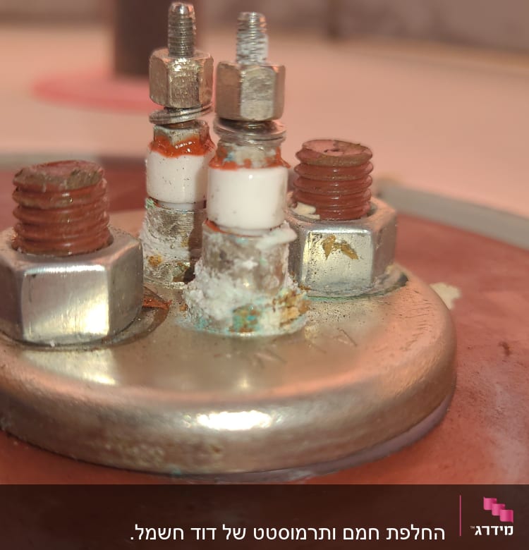 חיבורים וברגים על דוד שמש